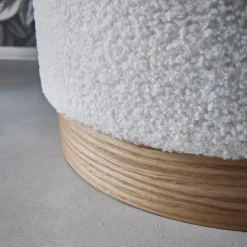 Skandinavischer Hocker mit weißem Bouclé-Bezug