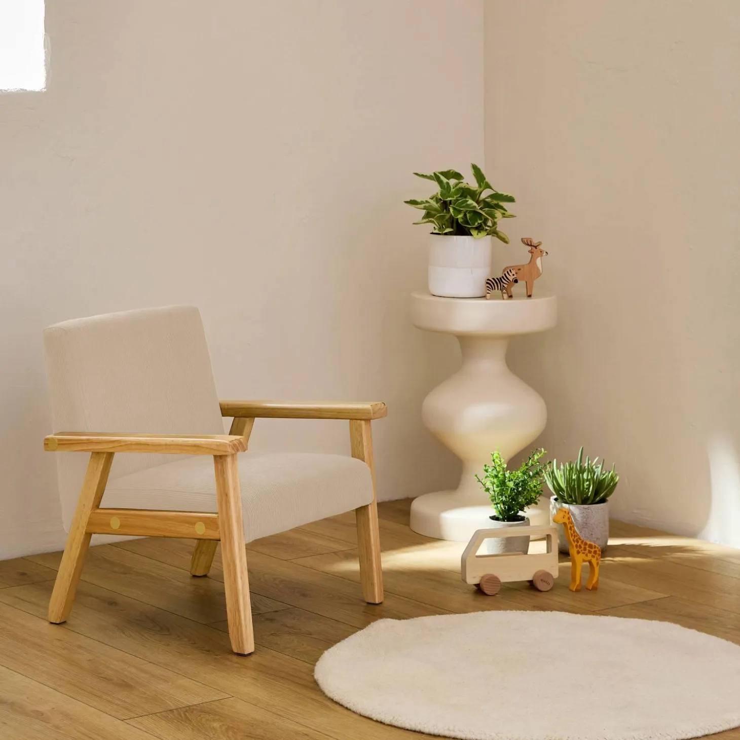 Skandinavischer Kindersessel aus Cord und Hevea-Holz