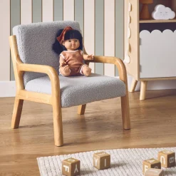 Skandinavischer Kindersessel mit Holzgestell und Bouclé-Bezug
