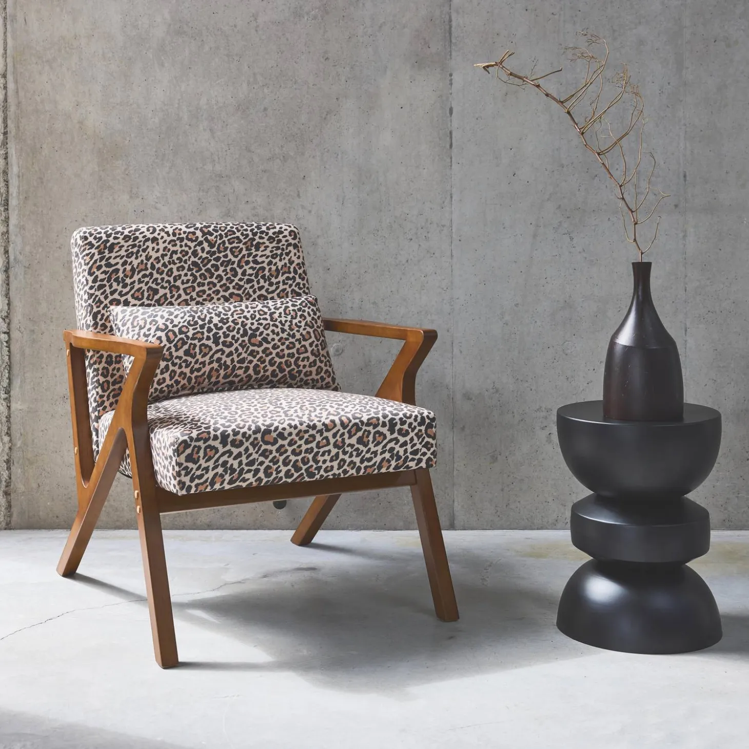Skandinavischer Sessel aus Hevea-Holz mit Leopardenmuster