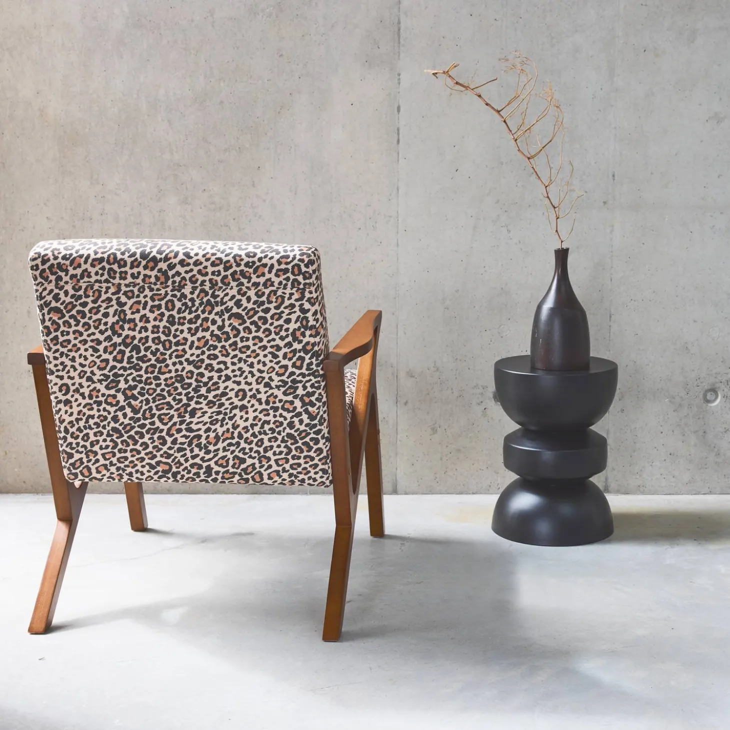 Skandinavischer Sessel aus Hevea-Holz mit Leopardenmuster