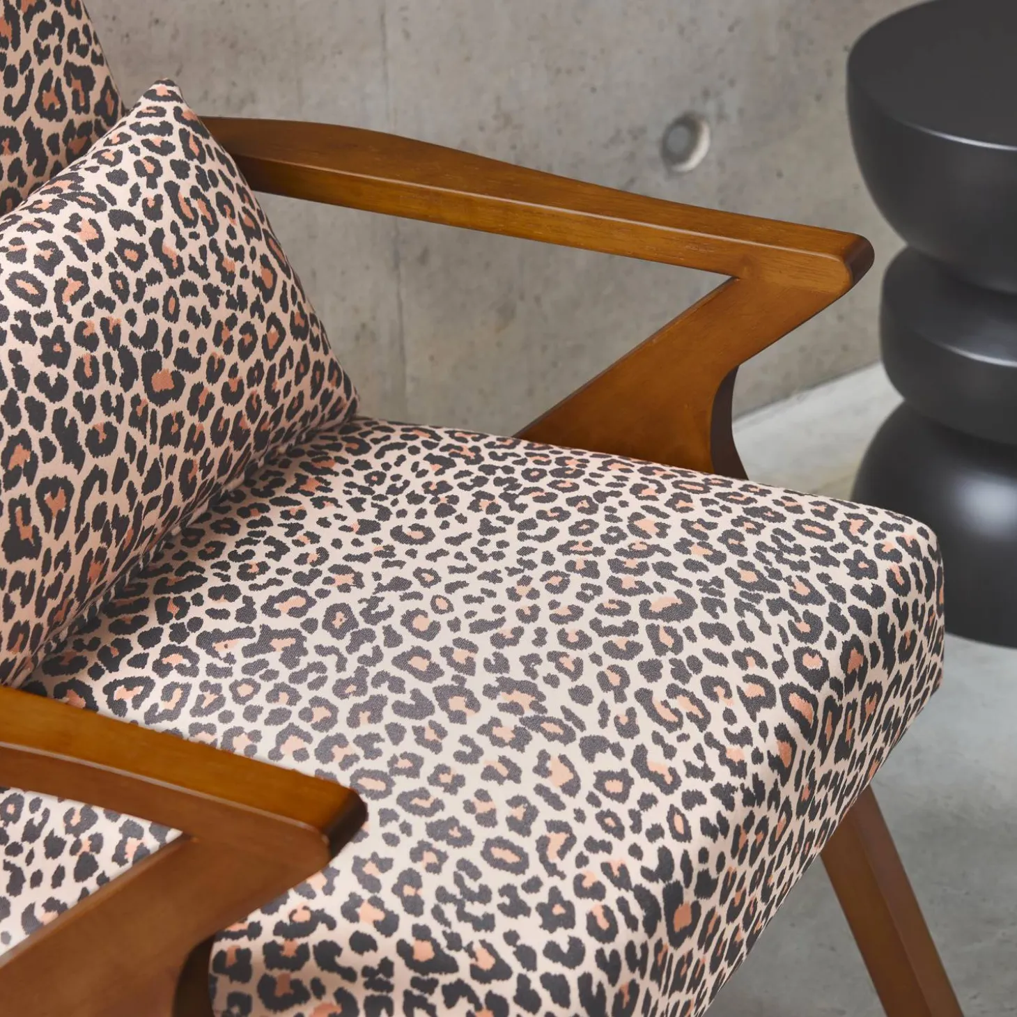 Skandinavischer Sessel aus Hevea-Holz mit Leopardenmuster