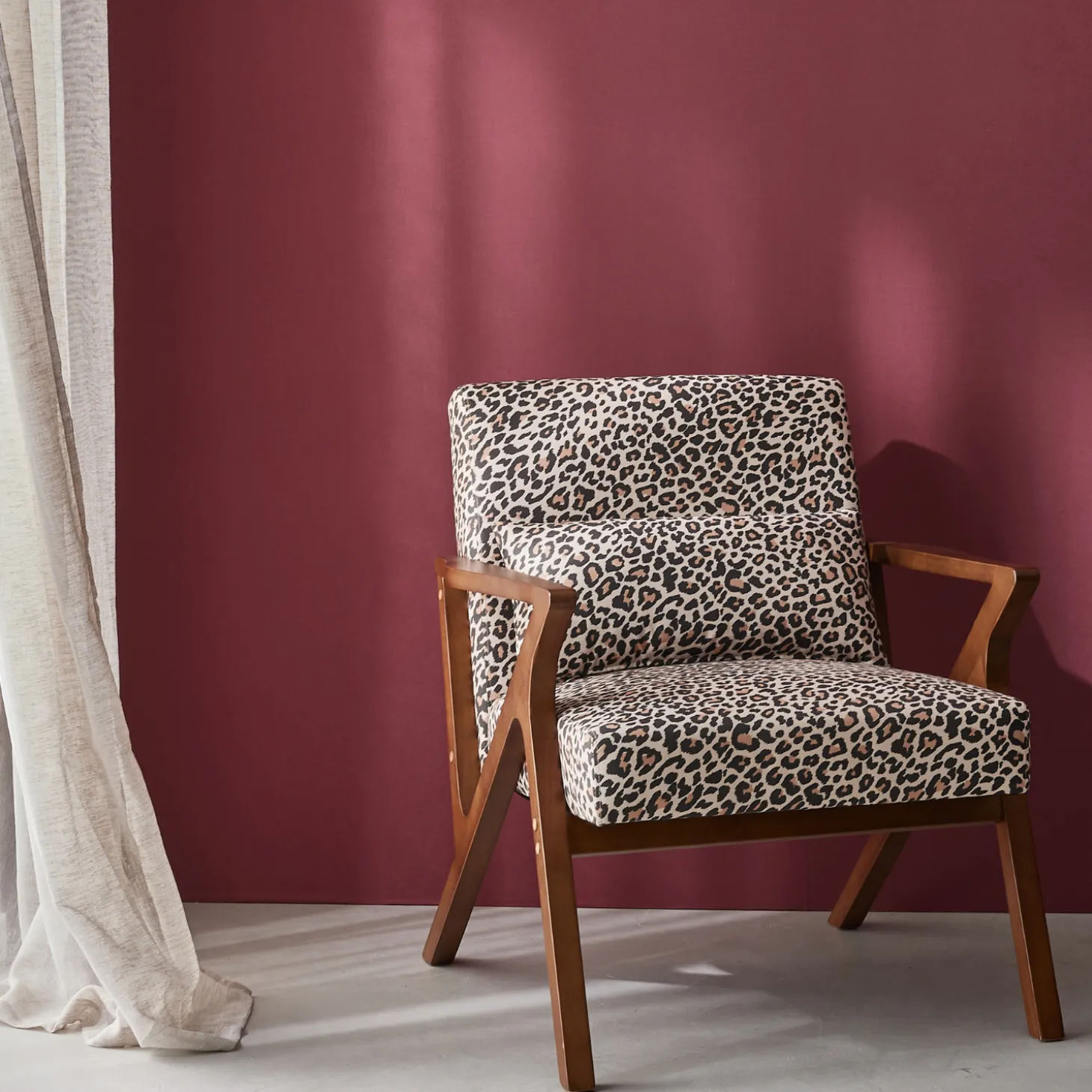 Skandinavischer Sessel aus Hevea-Holz mit Leopardenmuster