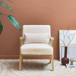 Skandinavischer Sessel aus Hevea-Holz und Bezug mit Kunstpelz-Look