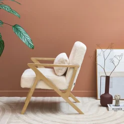 Skandinavischer Sessel aus Hevea-Holz und Bezug mit Kunstpelz-Look