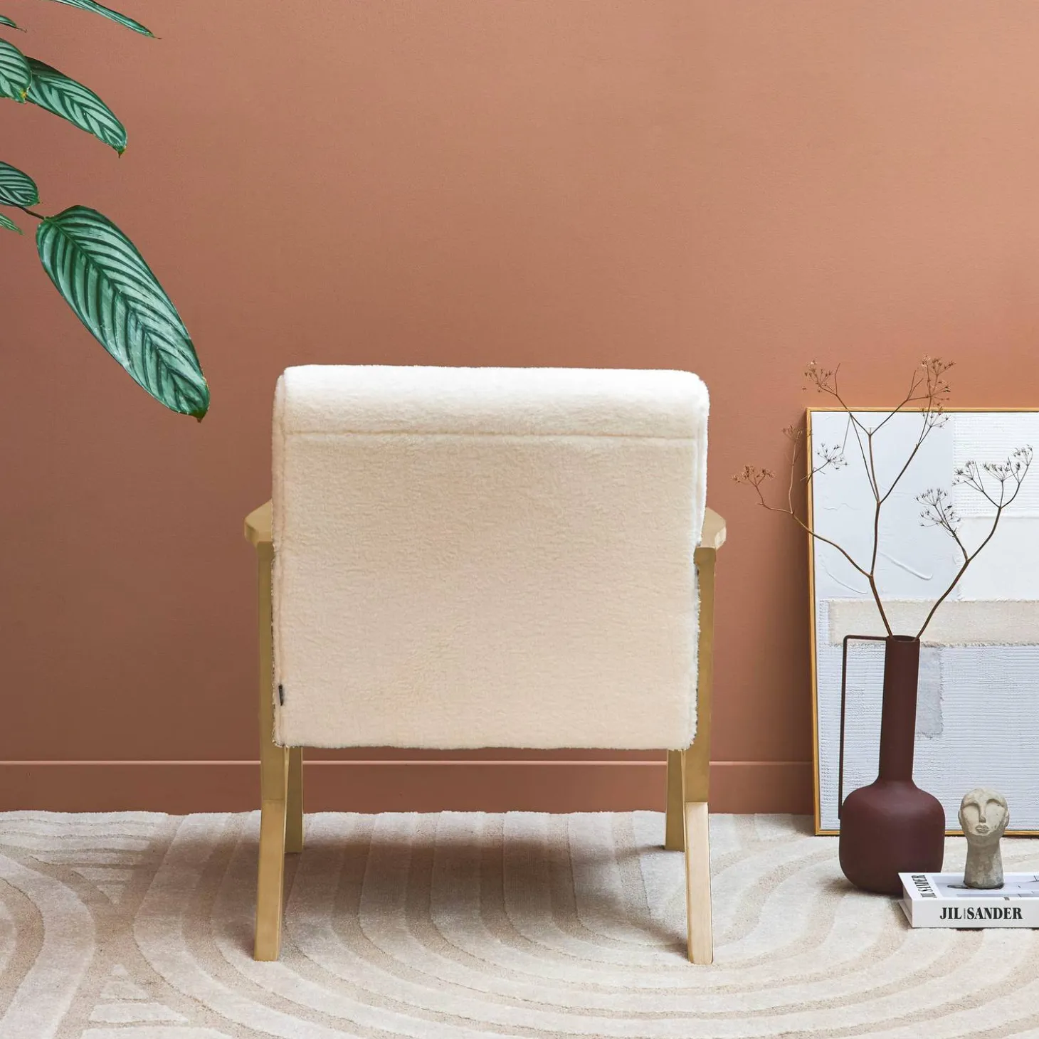 Skandinavischer Sessel aus Hevea-Holz und Bezug mit Kunstpelz-Look