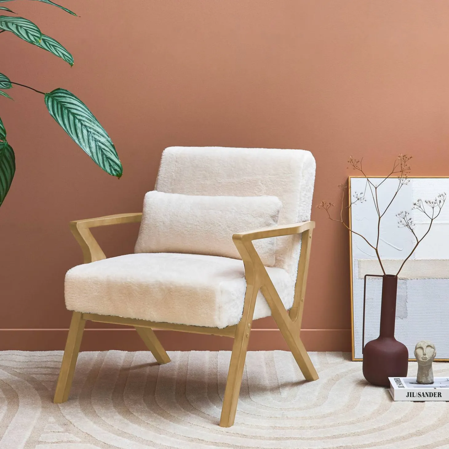 Skandinavischer Sessel aus Hevea-Holz und Bezug mit Kunstpelz-Look