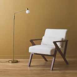 Skandinavischer Sessel aus nussbaumfarbenem Hevea-Holz mit Bouclé-Bezug