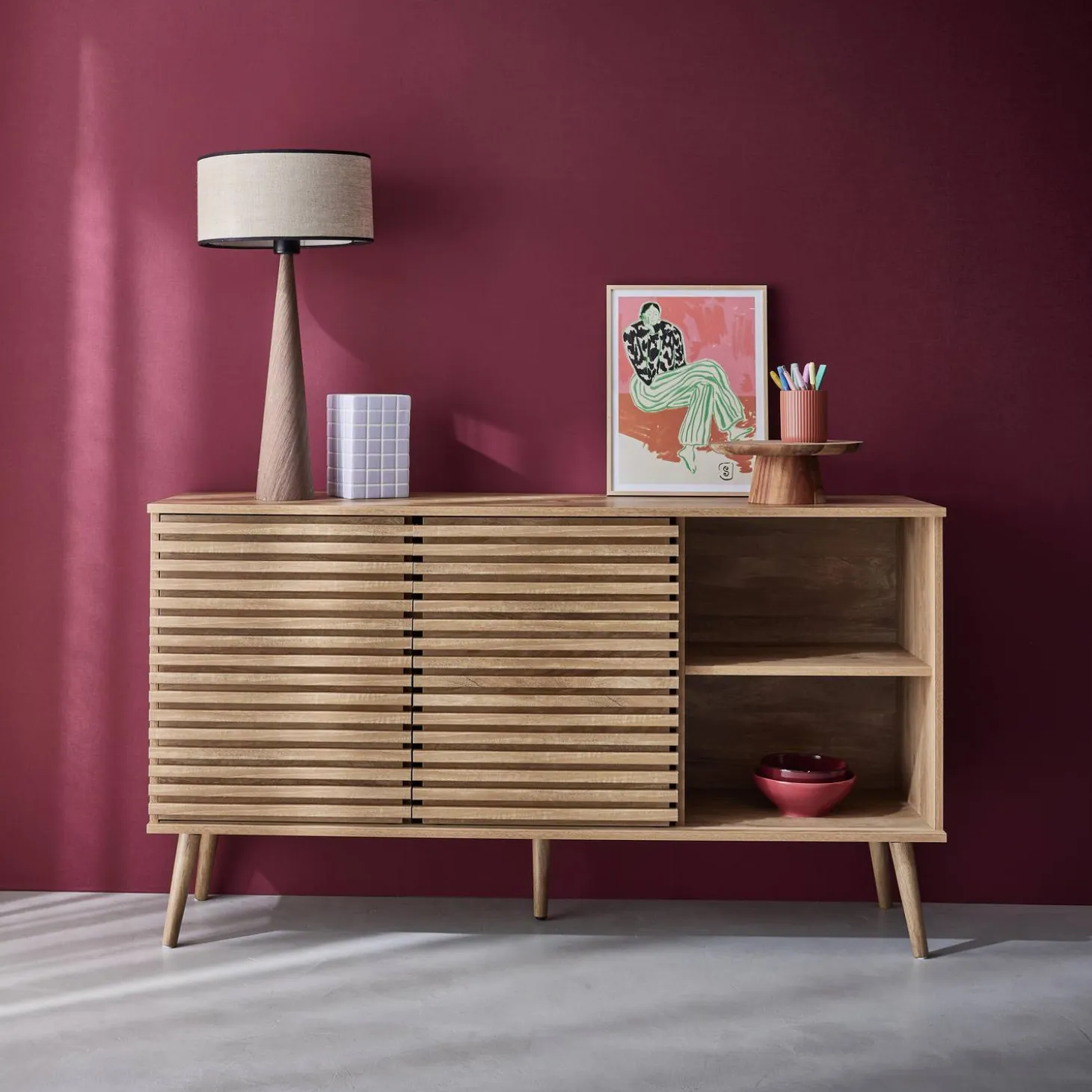 Skandinavisches Sideboard in Holzdekor mit 2 geriffelten Schiebetüren B 140 cm