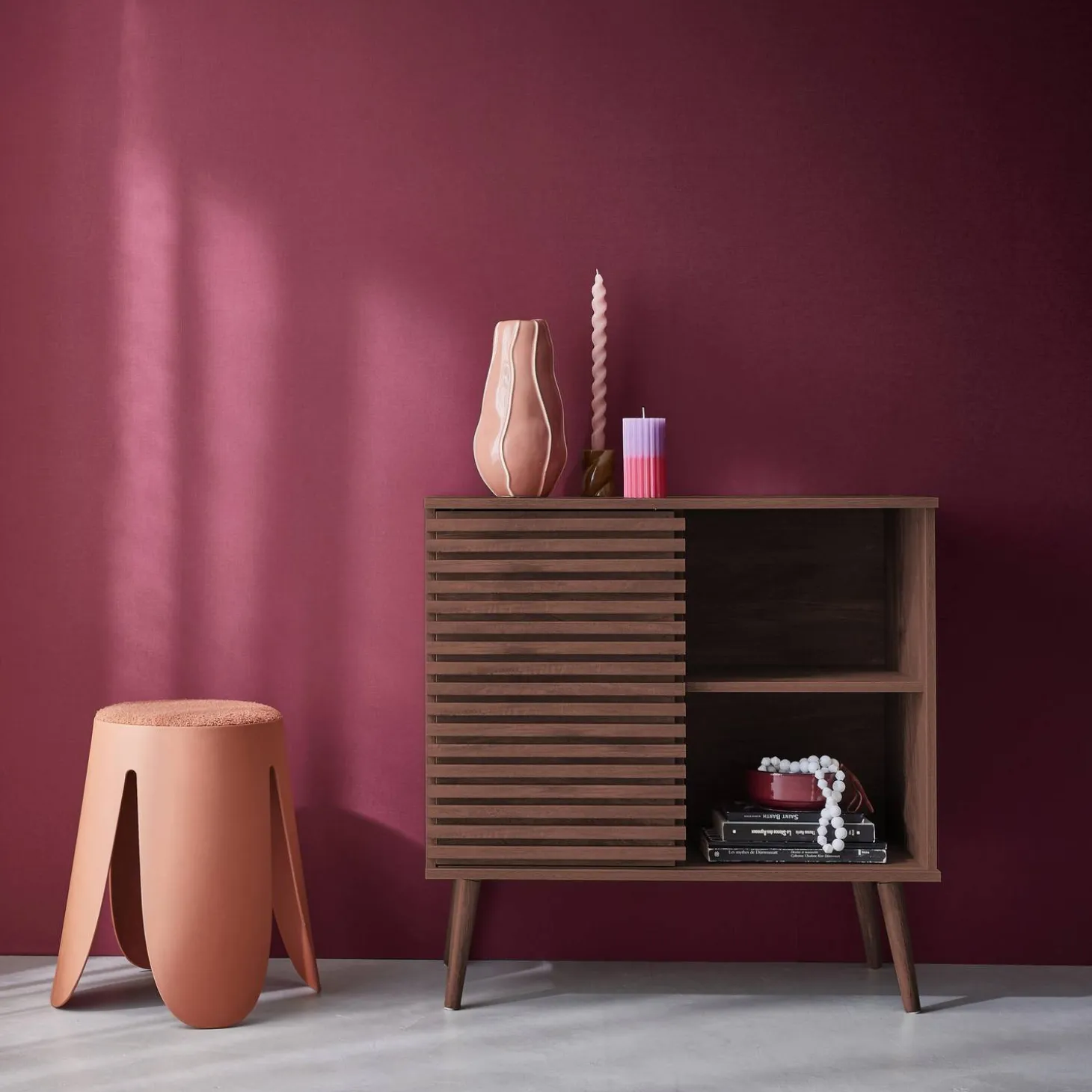 Skandinavisches Sideboard in Holzdekor mit geriffelter Schiebetür B 80 cm