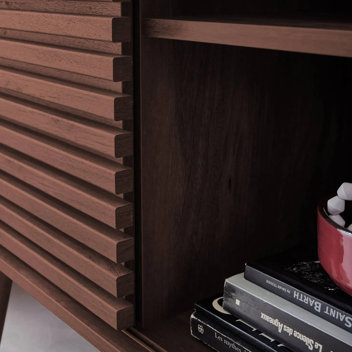 Skandinavisches Sideboard in Holzdekor mit geriffelter Schiebetür B 80 cm