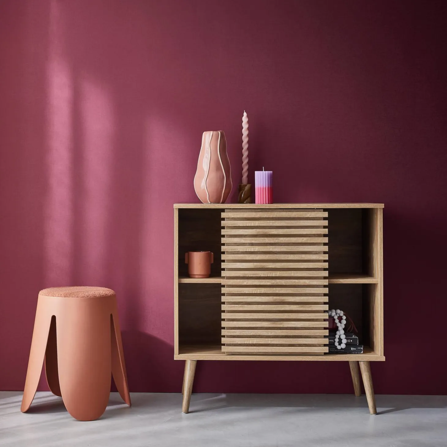 Skandinavisches Sideboard in Holzdekor mit geriffelter Schiebetür B 80 cm
