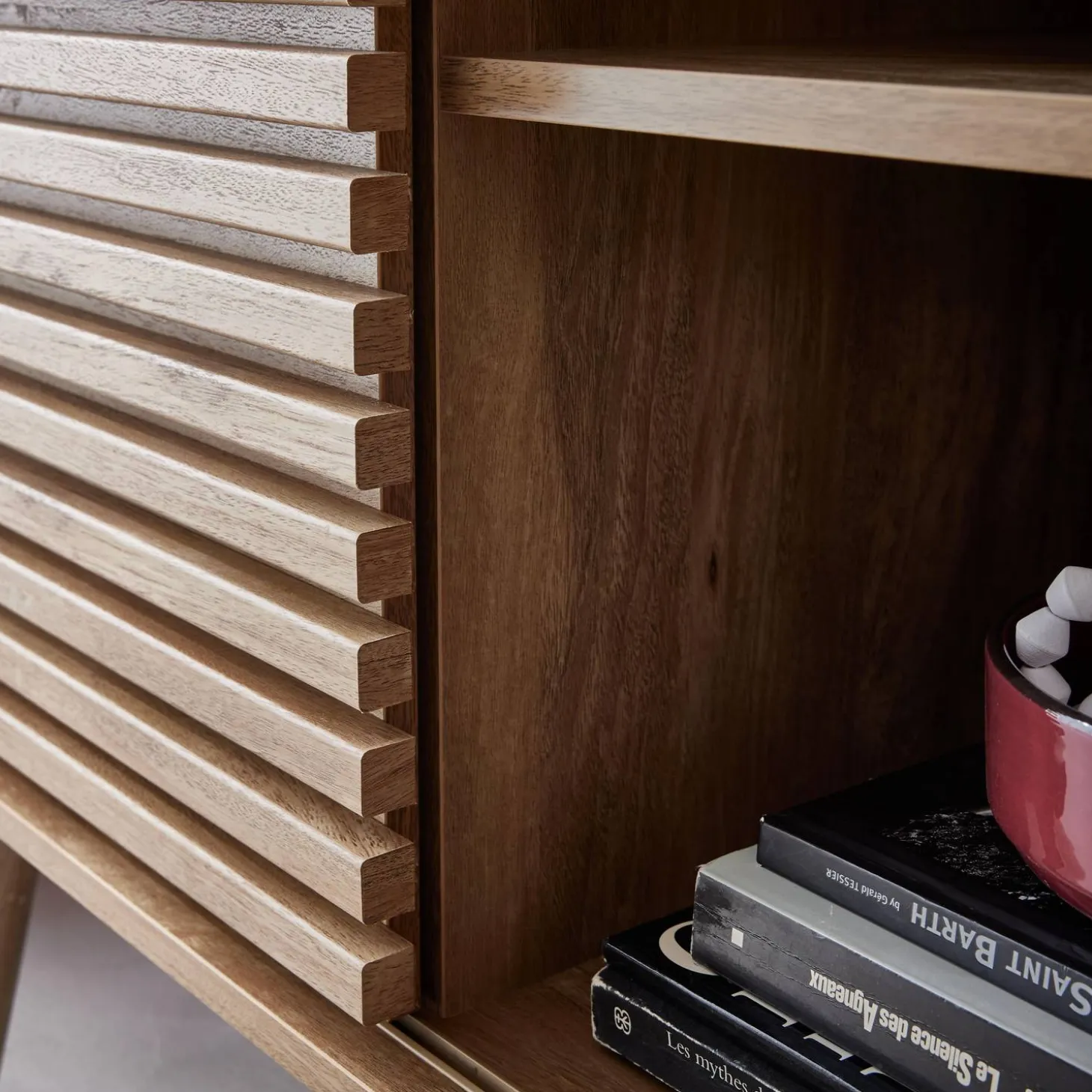 Skandinavisches Sideboard in Holzdekor mit geriffelter Schiebetür B 80 cm
