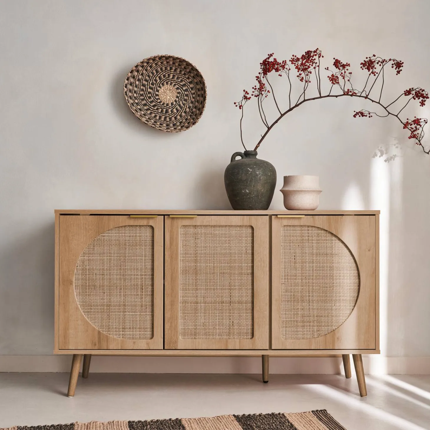 Skandinavisches Sideboard mit Holzdekor und abgerundetem Rattan-Geflecht 3 Türen B 120 cm
