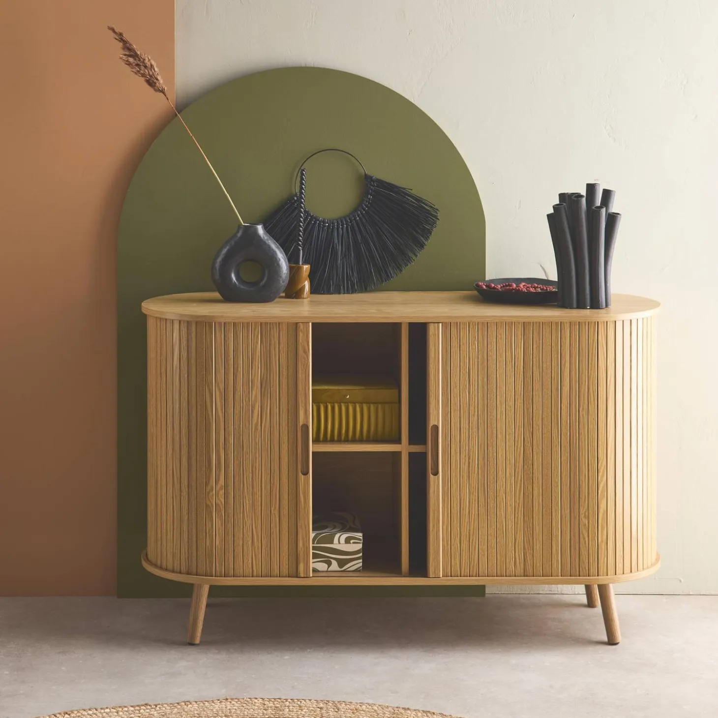 Skandinavisches Sideboard mit 2 Schiebetüren, 120 cm