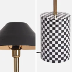 Stehlampe aus Metall mit Schachbrettmuster