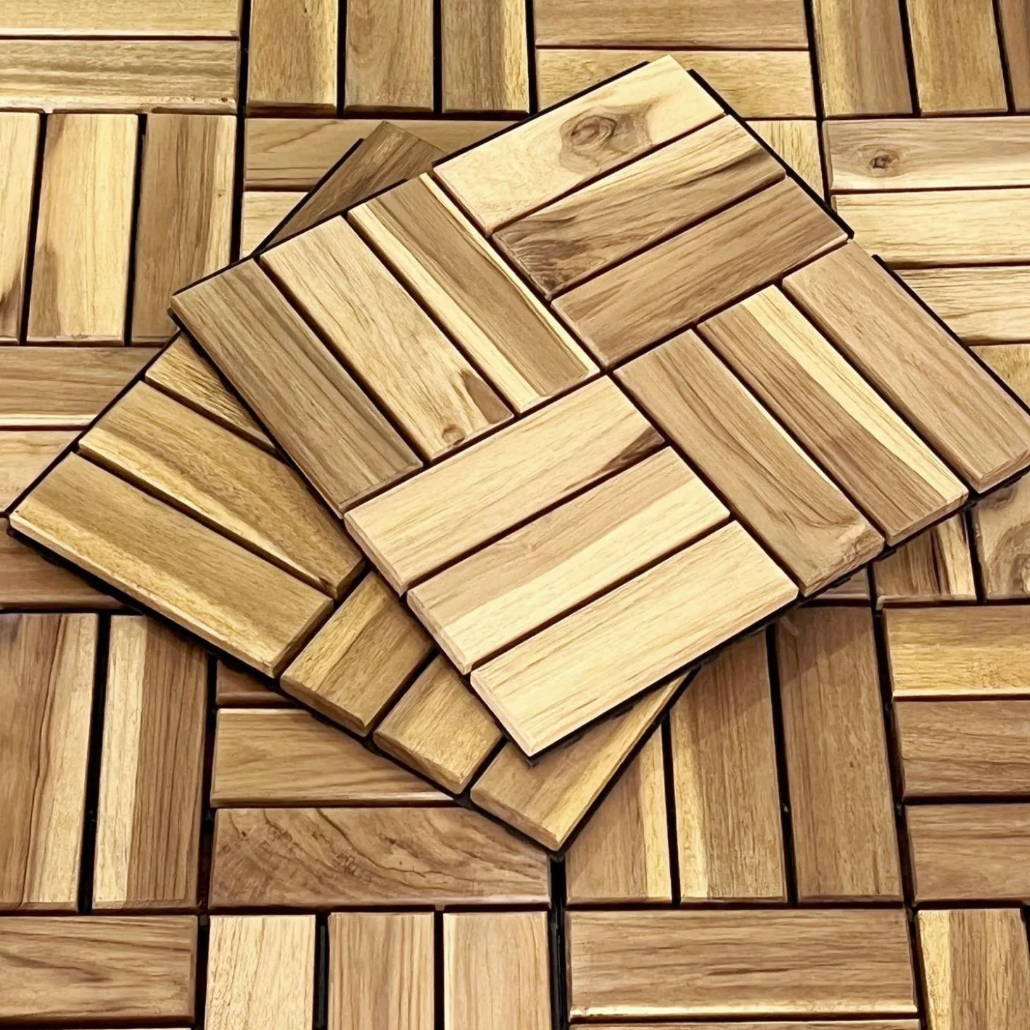 Terrassenfliesen aus Holz, quadratisches Muster