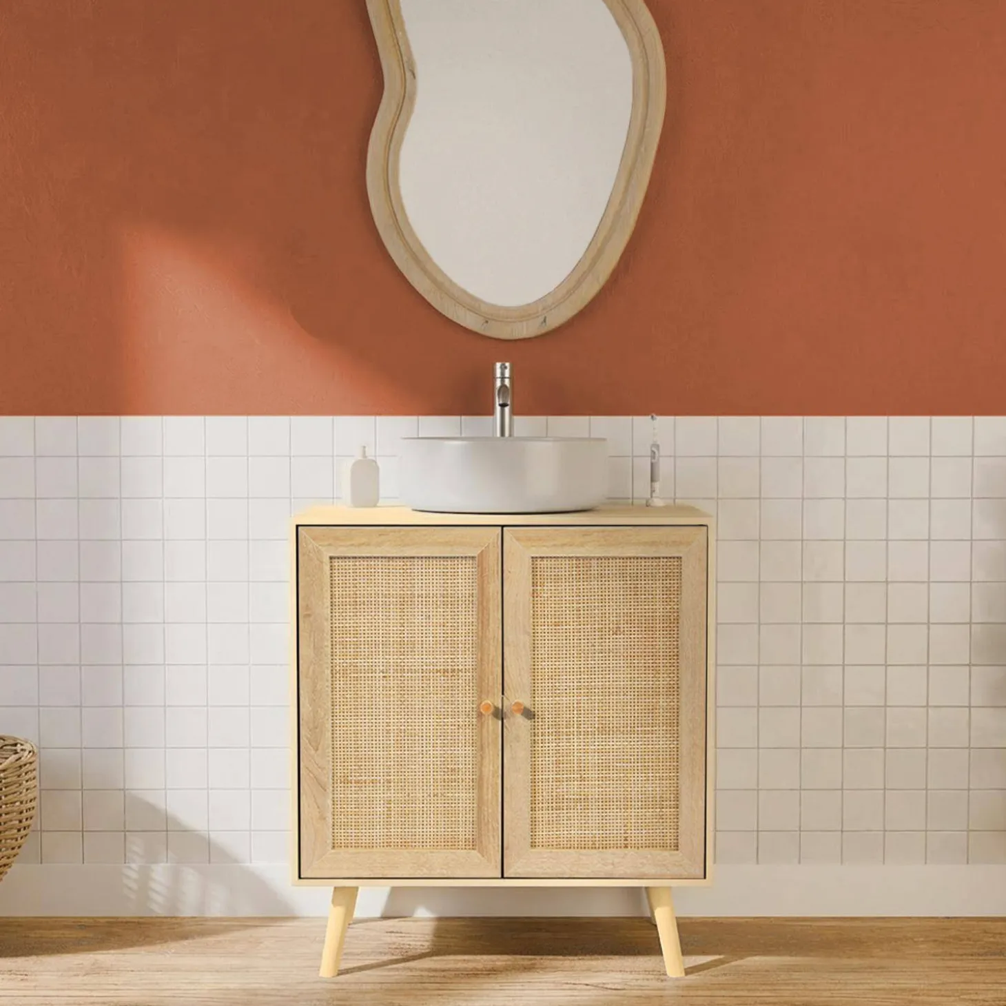 Waschtischuntergestell in Holzdekor und Rattan.