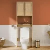 WC-Regal mit Holzdekor und Rattan-Geflecht