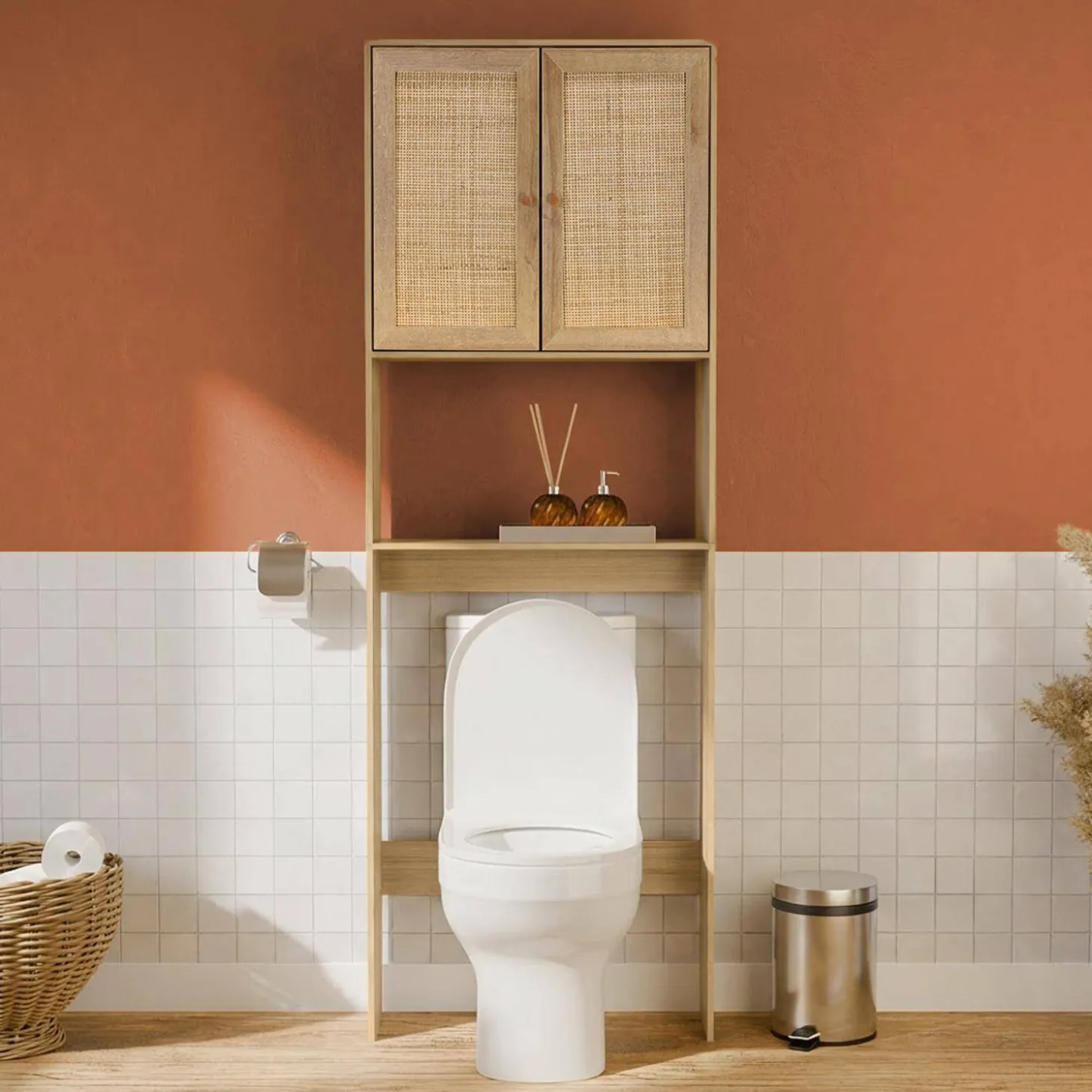 WC-Regal mit Holzdekor und Rattan-Geflecht